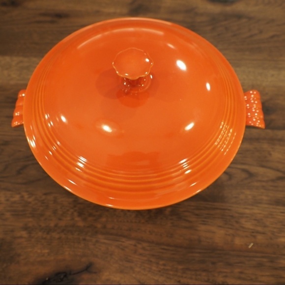 Vintage Fiesta red radioactive covered casserole - Picture 3 of 16
